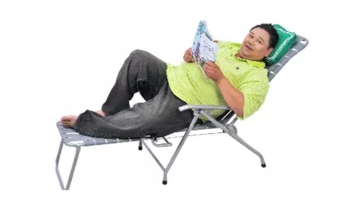 Ghế xếp có thể dùng để nằm đọc báo